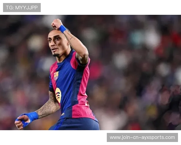 拉菲尼亚弧顶一脚撕裂对方防线