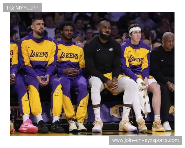 詹姆斯关键篮下补篮定乾坤，湖人庆祝胜利