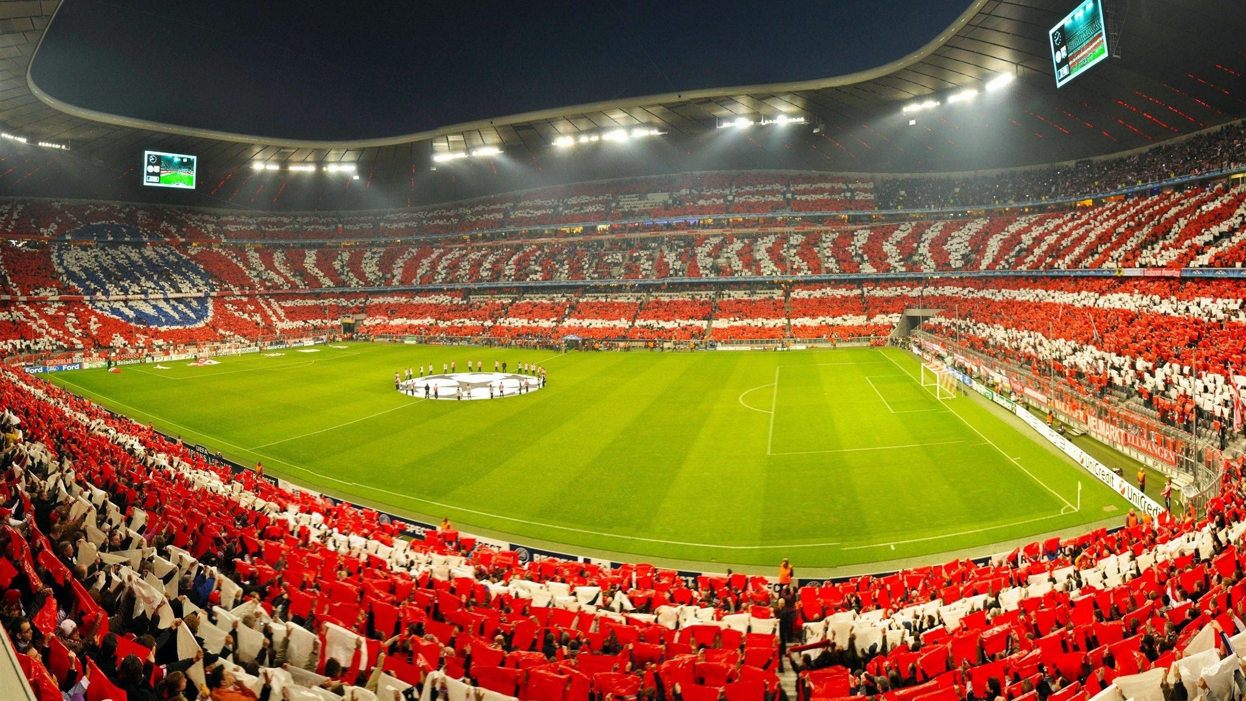 2018年季后赛：库里在与火箭的系列赛中投中史上最长距离的三分球，震撼全场！